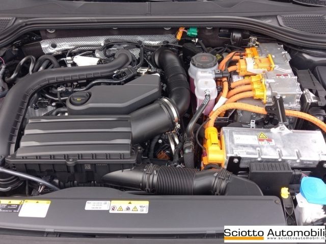 Volkswagen Golf 1.5 TSI eHybrid DSG Life, del 2025, in vendita a Messina (ME)