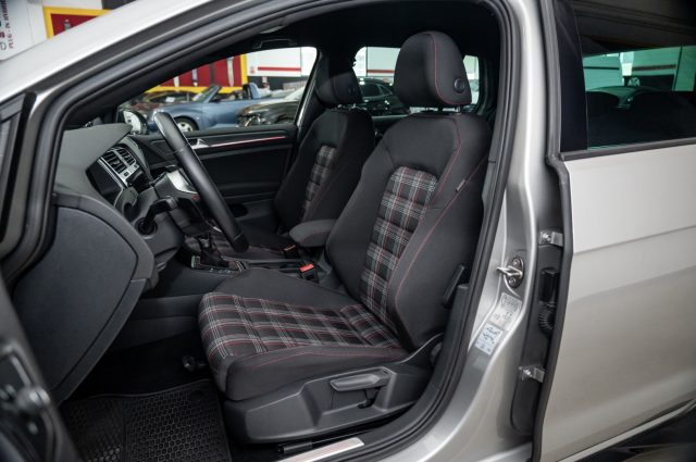 Volkswagen Golf GTI 2.0 TSI 245cv DSG TAGL VW/DCC/19" - foto 3 di 4