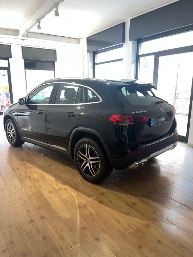 Mercedes-Benz GLA 200 d Automatic Business Extra - foto 2 di 4