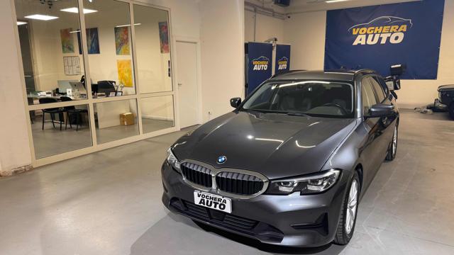 BMW 318 d 48V Touring Sport - foto 2 di 4