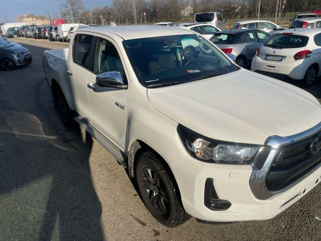 Toyota Hilux 2.4 D-4D A/T 4WD 4 porte Double Cab Executive - foto 4 di 4