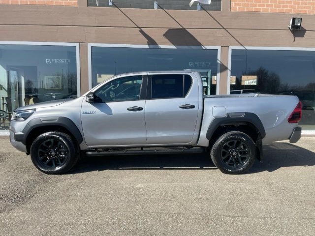 Toyota Hilux 2.8 D-4D A/T 4WD 48V 4 porte Double Cab Invincible nuovo a SCANDIANO