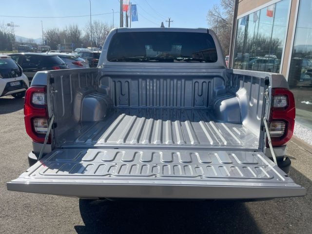 Toyota Hilux 2.8 D-4D A/T 4WD 48V 4 porte Double Cab Invincible nuovo a SCANDIANO