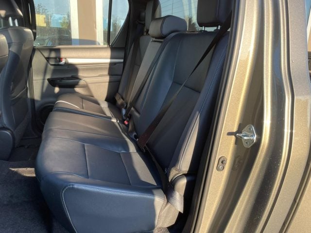 Toyota Hilux 2.8 D-4D A/T 4WD 48V 4 porte Double Cab Invincible, del 2026, in vendita a Scandiano (RE)