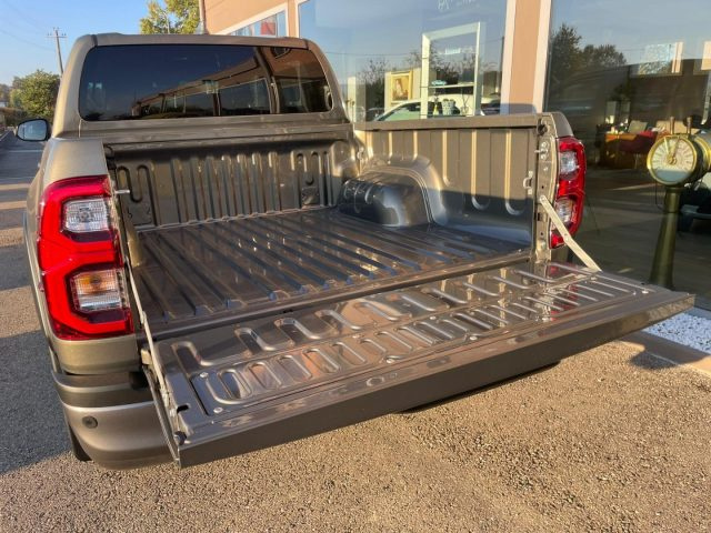 Toyota Hilux 2.8 D-4D A/T 4WD 48V 4 porte Double Cab Invincible km 0 a SCANDIANO