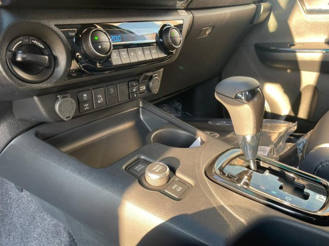Toyota Hilux 2.8 D-4D A/T 4WD 48V 4 porte Double Cab Invincible km 0 a SCANDIANO