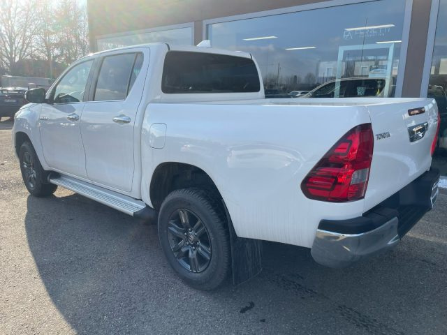 Toyota Hilux 2.4 D-4D A/T 4WD 4 porte Double Cab Lounge nuovo a SCANDIANO
