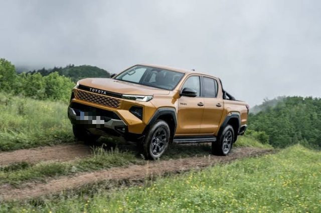 Toyota Hilux 2.8 d-4d 48V double cab Icon auto - foto 2 di 4