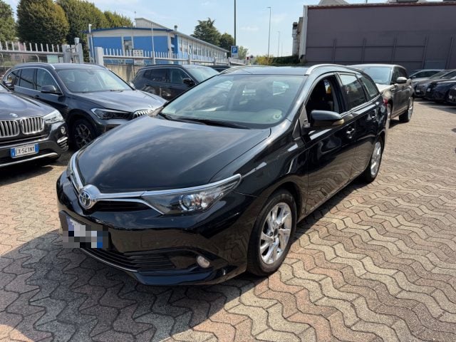 Toyota Auris 1.8 Hybrid Business, del 2017, 123.000 km, in vendita a Milano (MI)