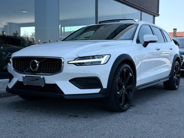 Volvo V60 Cross Country B4 (d) AWD 197CV TETTO ARIBILE/R20 usato a SANTA MARIA DI SALA
