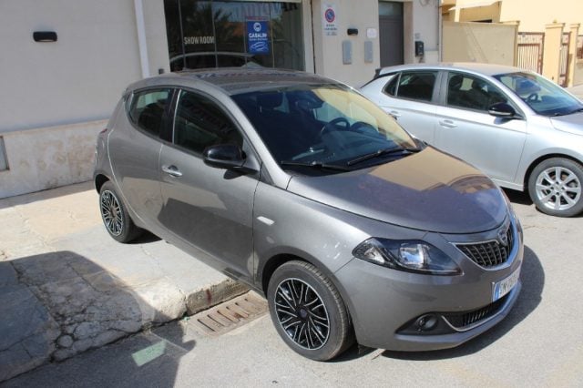 Lancia Ypsilon 1.0 FireFly 5 porte S&S Hybrid Gold, del 2023, 8 km, in vendita a Trapani (TP)