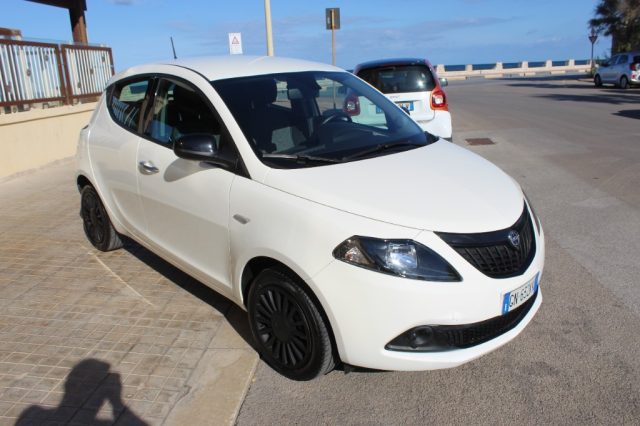 Lancia Ypsilon 1.0 FireFly 5 porte S&S Hybrid Silver - foto 2 di 4