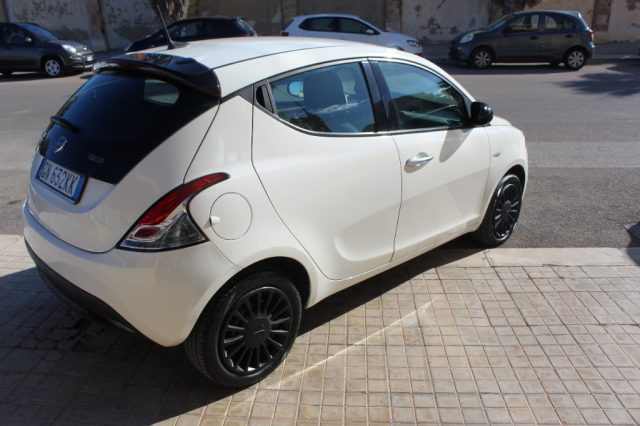 Lancia Ypsilon 1.0 FireFly 5 porte S&S Hybrid Silver - foto 3 di 4