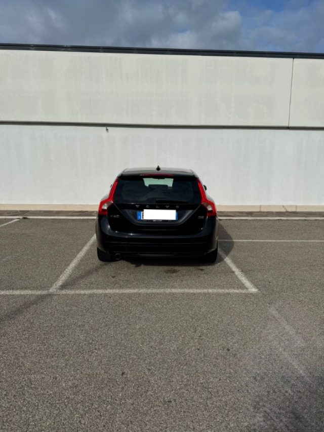 Volvo V60 D2 R-design Momentum - foto 2 di 4