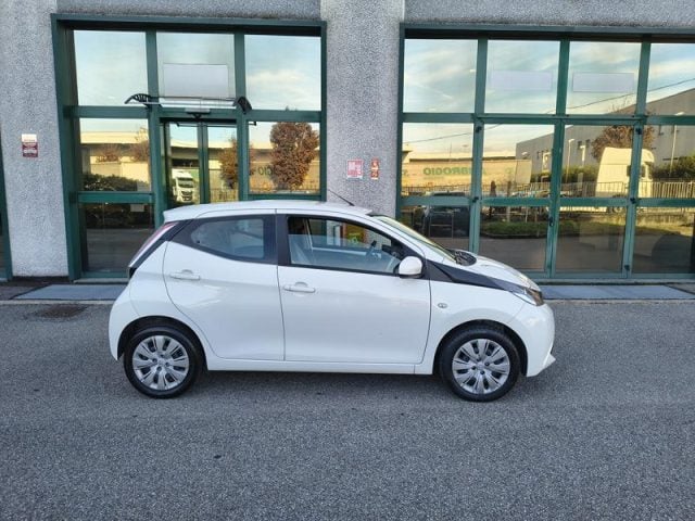 Toyota Aygo 1.0 VVT-i 69 CV 5 porte x-play NEOPATENTATI - foto 2 di 4