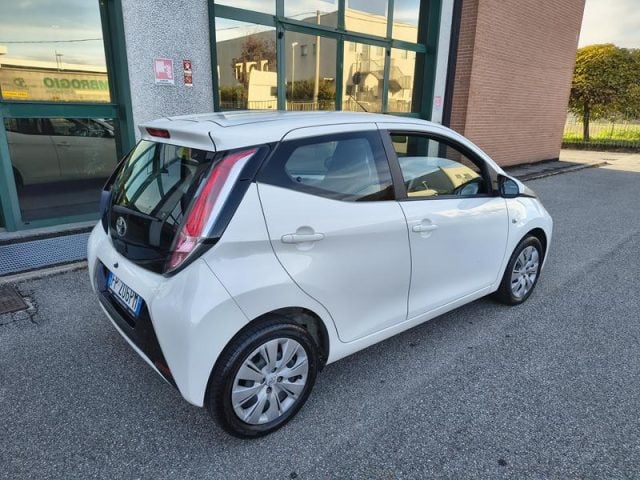 Toyota Aygo 1.0 VVT-i 69 CV 5 porte x-play NEOPATENTATI - foto 3 di 4