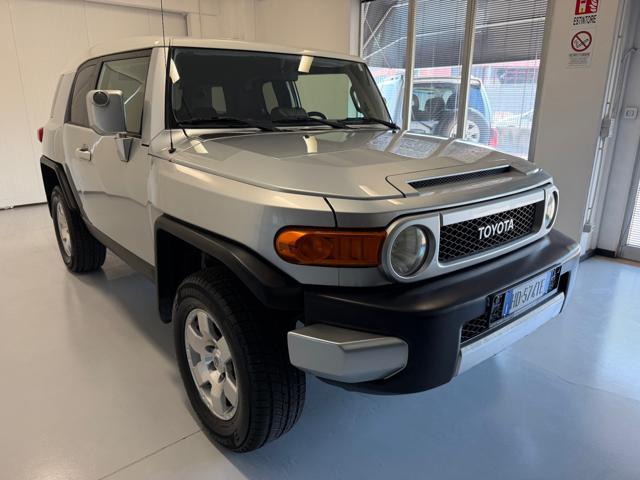 Toyota FJ Cruiser 2 WD - foto 3 di 4