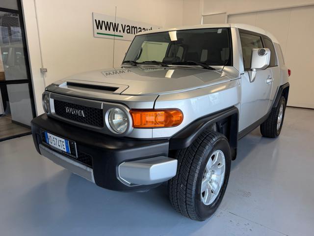 Toyota FJ Cruiser 2 WD usato a PARMA