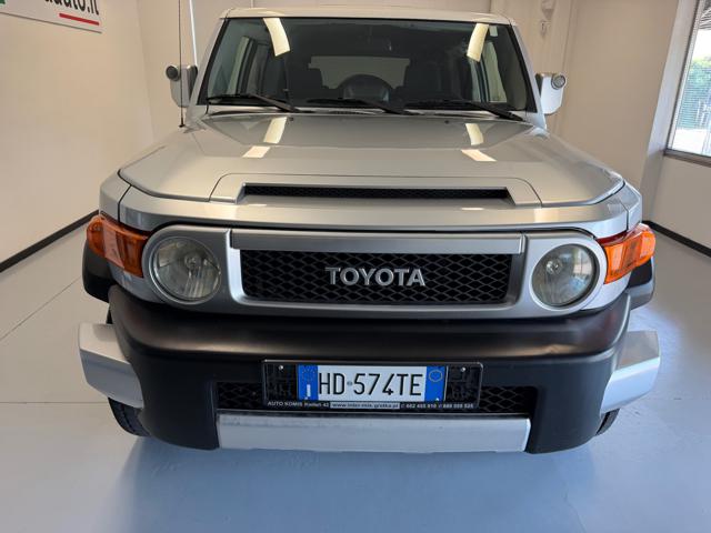 Toyota FJ Cruiser 2 WD - foto 2 di 4
