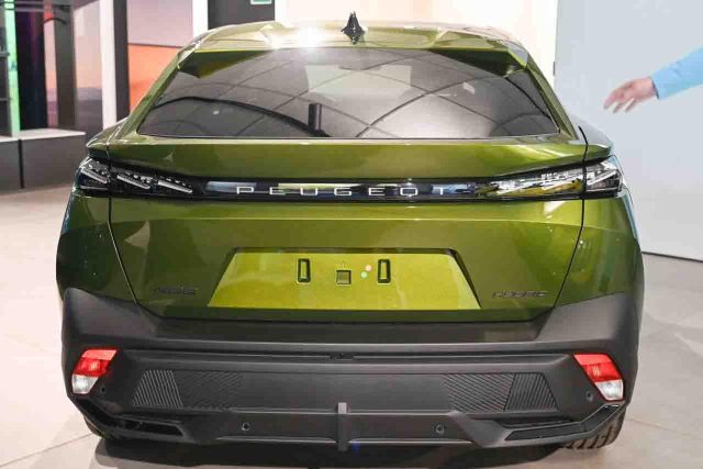 Peugeot 408 Hybrid 145 e-DCS6 GT Exclusive - foto 4 di 4