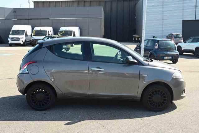 Lancia Ypsilon 1.0 FireFly S&S Hybrid Silver - foto 4 di 4