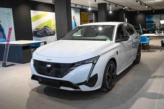 Peugeot e-308 motore elettrico (54kWh) 156 CV GT nuovo a PIANEZZA