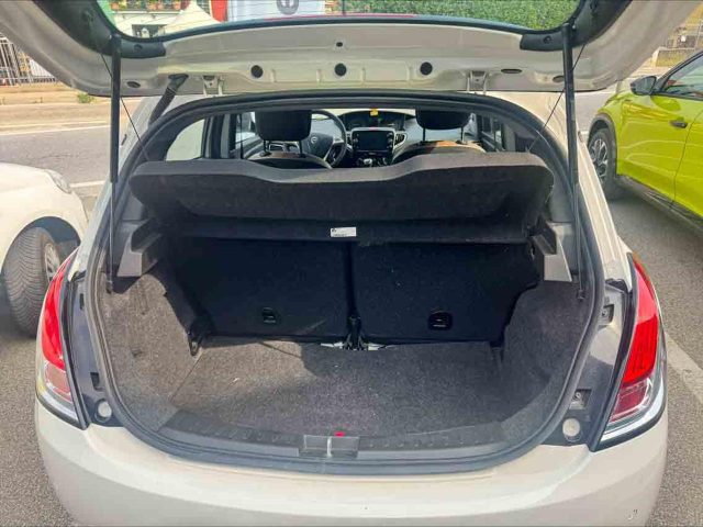 Lancia Ypsilon 1.0 FireFly S&S Hybrid Alberta Ferretti - foto 4 di 4