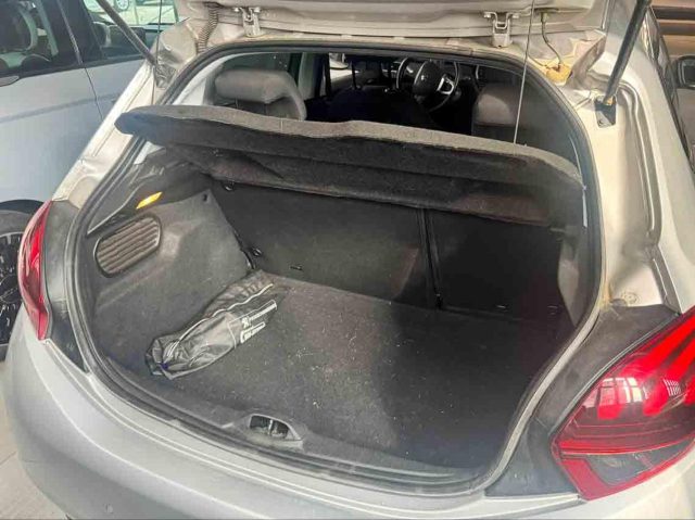 Peugeot 208 BlueHDi 100 5 porte Allure - foto 4 di 4
