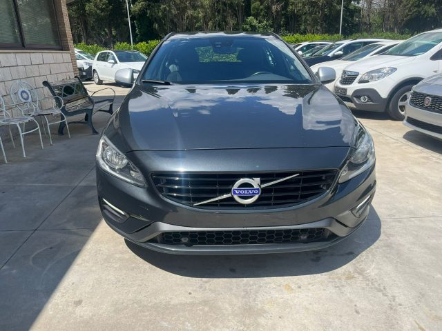 Volvo V60 D2 2.0 R-design - foto 2 di 4