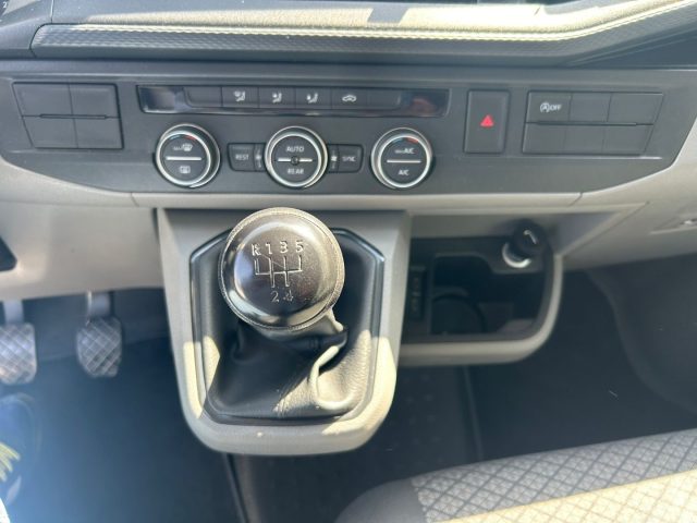 Volkswagen Caravelle 2.0 TDI 110CV T.Line 9 P.ti, del 2021, 49.000 km, in vendita a Caltagirone (CT)