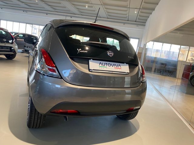 Lancia Ypsilon 1.0 FireFly 5 porte S&S Hybrid Oro - foto 3 di 4