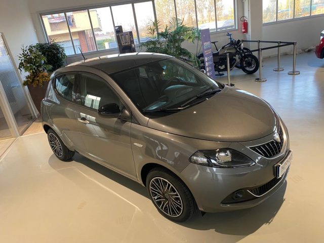 Lancia Ypsilon 1.0 FireFly 5 porte S&S Hybrid Oro - foto 4 di 4