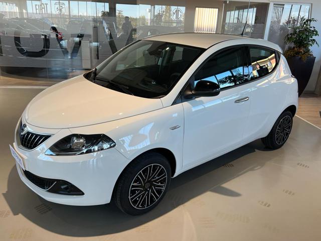 Lancia Ypsilon 1.0 FireFly 5 porte S&S Hybrid Gold - foto 2 di 4