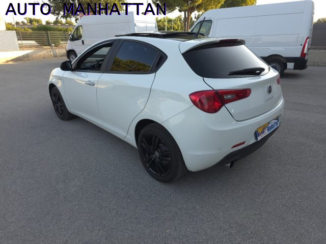 Alfa Romeo Giulietta 1.6 JTDm-2 105 CV tetto apribile - foto 3 di 4