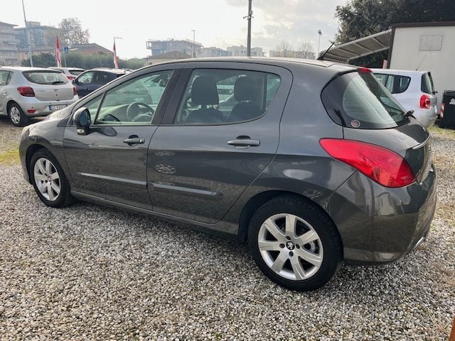 Peugeot 308 1.6 8V e-HDi 112CV 6MT 5p. Business, del 2013, 140.000 km, in vendita a Prato (PO)