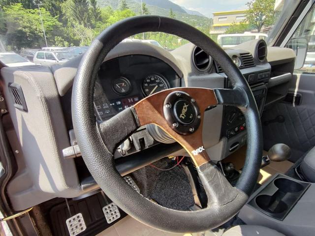 Land Rover Defender 3.9 182 CV DEVOURER OF LAND usato a NIARDO