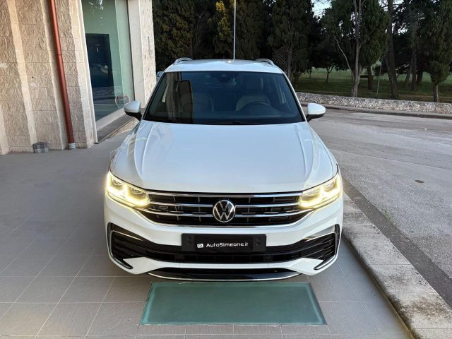 Volkswagen Tiguan 2.0 TDI 150 CV SCR DSG R-Line LUCI AMBIENTE - foto 2 di 4
