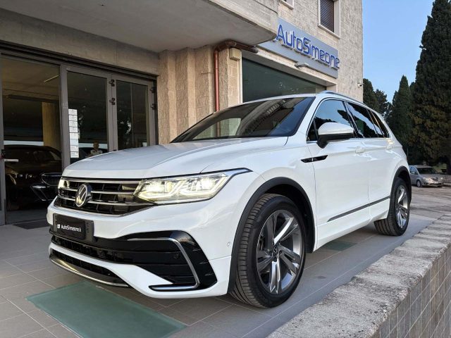 Volkswagen Tiguan 2.0 TDI 150 CV SCR DSG R-Line LUCI AMBIENTE usato a CAROVIGNO