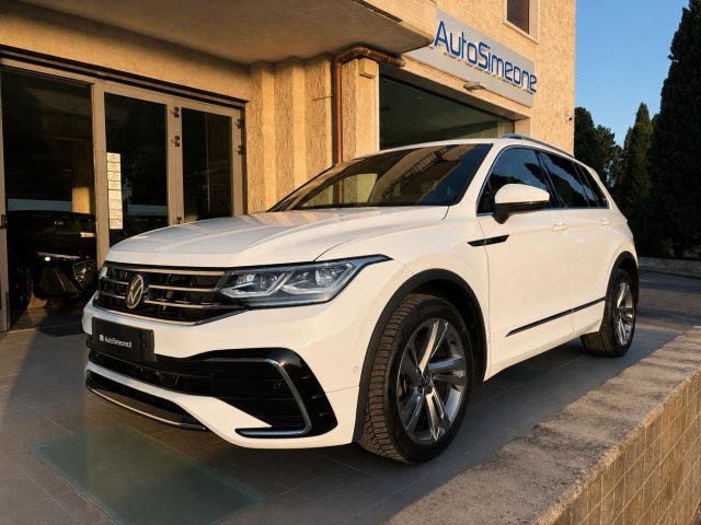 Volkswagen Tiguan 2.0 TDI 150 CV SCR DSG R-Line LUCI AMBIENTE usato a CAROVIGNO