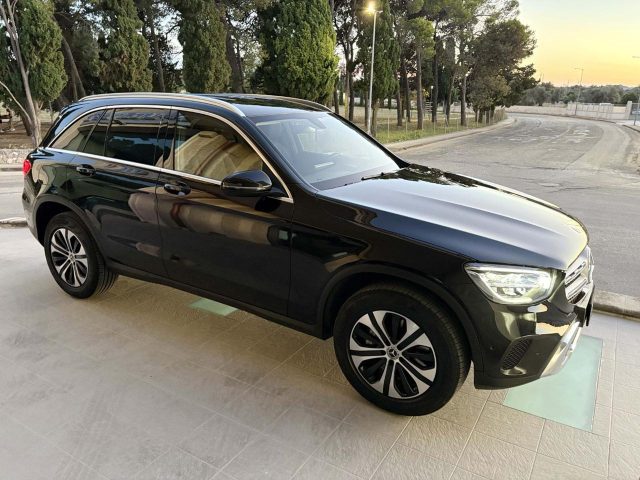 Mercedes-Benz GLC 300 de 4Matic Plug-in hybrid Sport. - foto 3 di 4