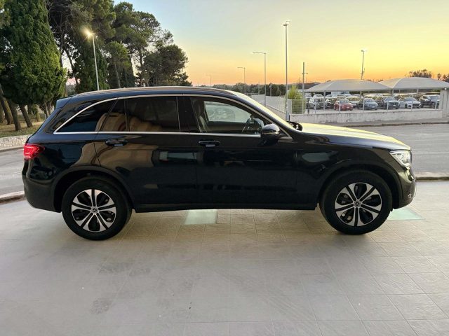 Mercedes-Benz GLC 300 de 4Matic Plug-in hybrid Sport. - foto 4 di 4