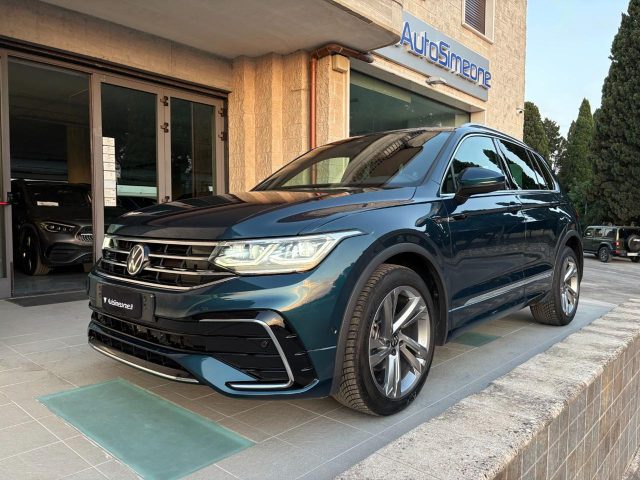 Volkswagen Tiguan 2.0 TDI 150 CV SCR DSG R-Line LUCI AMBIENTE usato a CAROVIGNO