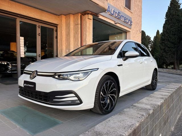 Volkswagen Golf 2.0 TDI DSG SCR Life COCKPIT-LUCI AMBIENTE usato a CAROVIGNO
