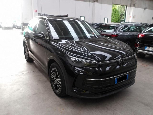 Volkswagen Tiguan 2.0 TDI 150 CV DSG Life CERCHI 18''-RETROCAMERA, del 2024, 40.524 km, in vendita a Carovigno (BR)