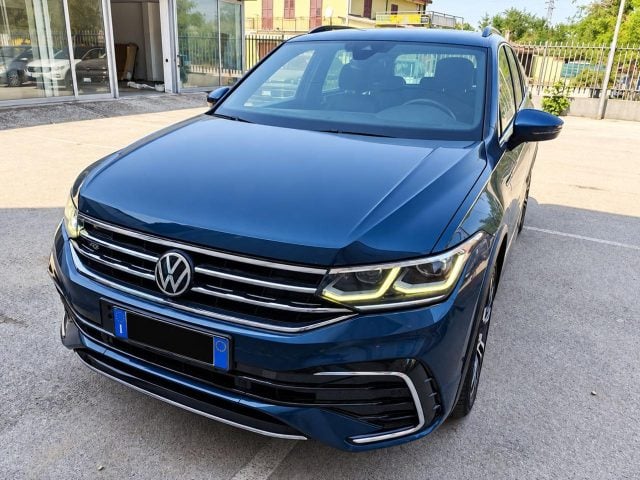 Volkswagen Tiguan 2.0 TDI 150 CV SCR DSG R-Line CERCHI DA 20'', del 2022, 97.496 km, in vendita a Carovigno (BR)