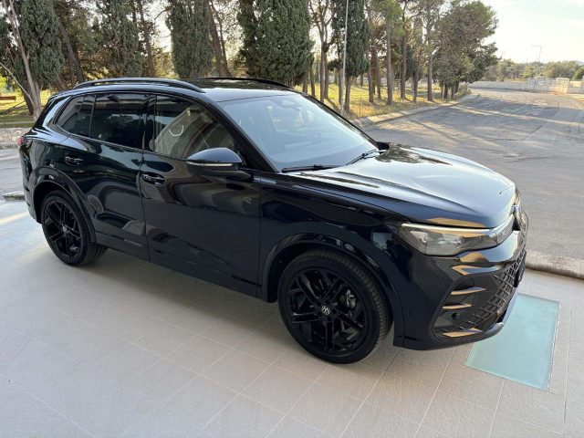 Volkswagen Tiguan 2.0 TDI 150 CV DSG R-Line Plus ''TOTAL BLACK'' - foto 3 di 4