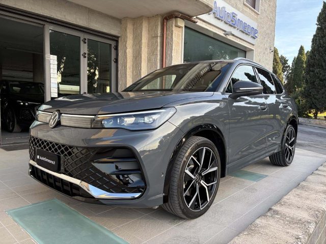Volkswagen Tiguan 2.0 TDI 150 CV DSG R-Line, del 2024, 59.076 km, in vendita a Carovigno (BR)