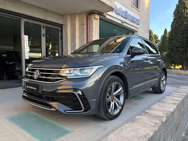 Volkswagen Tiguan 2.0 TDI 150 CV SCR DSG R-Line, del 2023, 89.978 km, in vendita a Carovigno (BR)