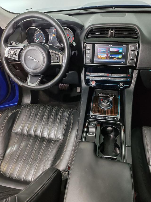 Jaguar F-Pace 2.0d Portfolio AWD 240cv Auto + Navi + Camera - foto 4 di 4