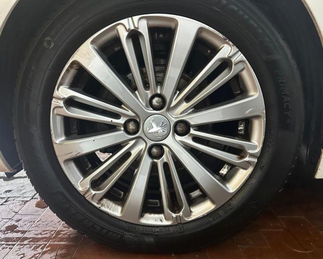 Peugeot 208 1.6 BlueHDi 75 5 porte Allure - foto 4 di 4